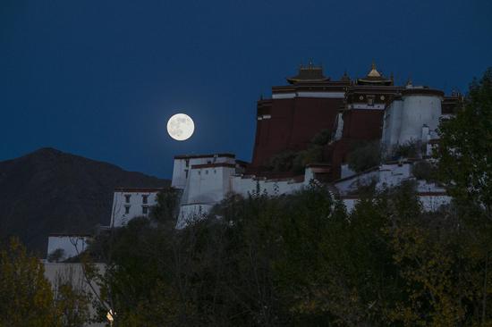 Super moon seen across China