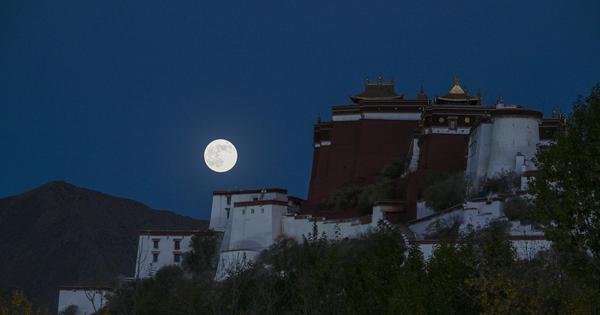 Super moon seen across China 