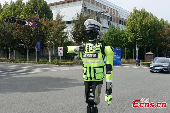 A robot traffic officer directs traffic in Wuzhen, a historical water town in Tongxiang City, east China's Zhejiang Province, Nov. 3, 2025. (Photo: China News Service/ Qian Chenfei)
