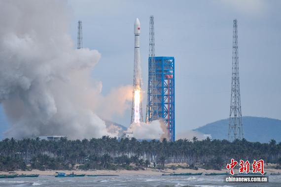 A  rocket carrying a group of low Earth orbit satellites blasts off from the commercial spacecraft site in the southern island province of Hainan, Nov. 10, 2025. (Photo / China News Service)