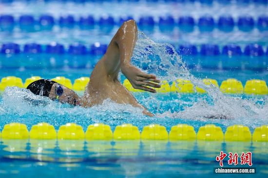 Zhang Zhanshuo of Shandong competes during the men's 400m freestyle final of swimming event at China's 15th National Games in Shenzhen, south China's Guangdong Province, Nov. 10, 2025. (Photo: China News Service/Han Haidan)