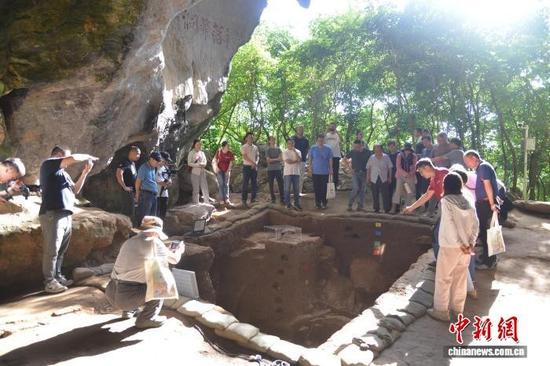 People visit the Luobidong Site in Sanya, Hainan Province. (Photo/China News Service)