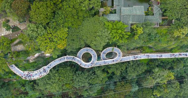 Eling Cliffside Footbridge opens to public in Chongqing