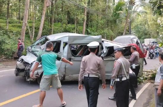 Traffic accident kills 5 Chinese nationals, injures 8 in Bali