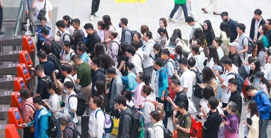 China sees record number of railway passenger trips in Jan.-Oct.