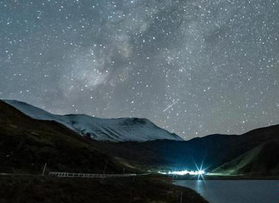 Leonid meteor shower lights up night sky in China's Xizang