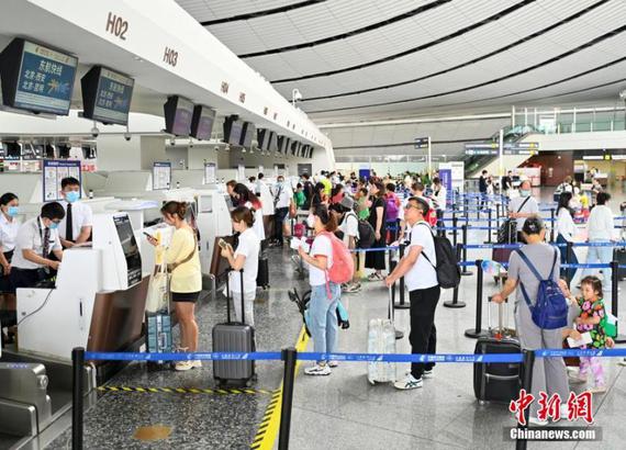 Passengers check in their luggage at Beijing Daxing International Airport. (File photo/China News Service)
