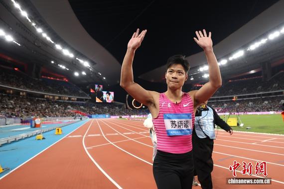Su Bingtian takes a lap around the stadium to thank the spectators and announced his retirement at the 15th National Games on Nov. 20, 2025 in Guangzhou. (Photo: China News Service/Fu Tian)