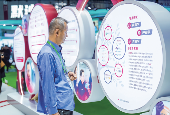 Visitors at the Gilead Sciences exhibit booth. [Photo/Gilead Sciences]