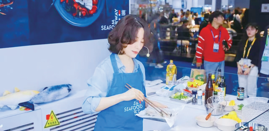 A food blogger creates dishes using Norwegian seafood at the booth of the Norwegian Seafood Council. [Photo/Norwegian Seafood Council]