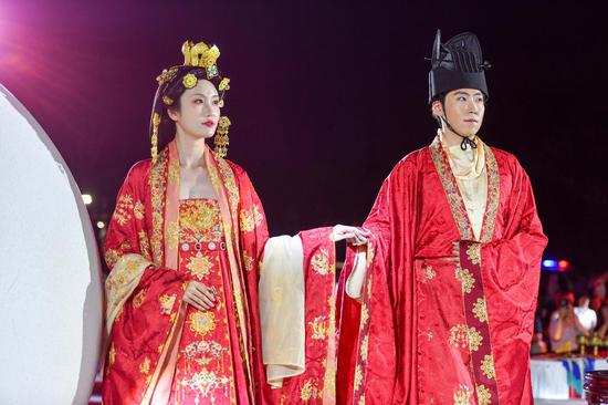 Wedding Festival in Chinese, Western styles showcased in S China
