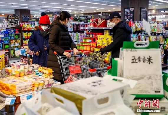 Residents select products at a local supermarket. (Photo: China News Service/ Liu Xin)