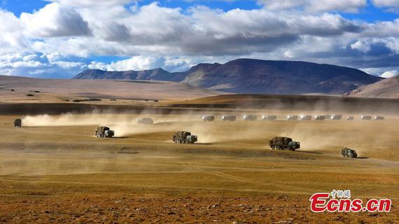 A PLA air defense unit of the Tibet Military Command has held a drill at an area, 4,500 meters above the sea level, in Southwest China’s Tibet Autonomous Region. The live-fire drill aimed to improve air defense preparedness in complex weather conditions. (Photo: China News Service/Zhu Jian)
