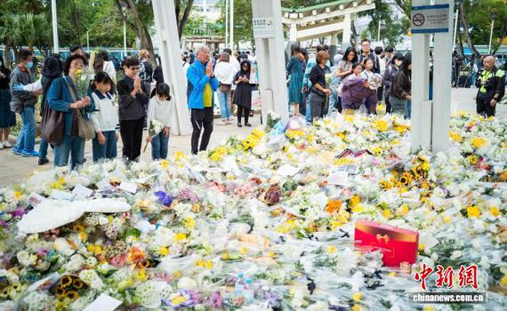 Hong Kong citizens lay flowers to mourn the victims in the Hong Fu Court fire in Tai Po area, Hong Kong,  on Nov. 30, 2025. (Photo: China News Service /Hou Yu)