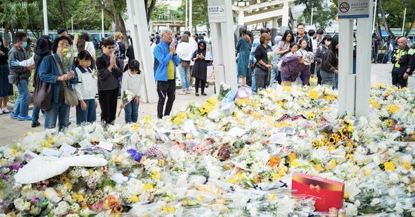 Hong Kong residents mourn fire victims with spontaneous flower tributes