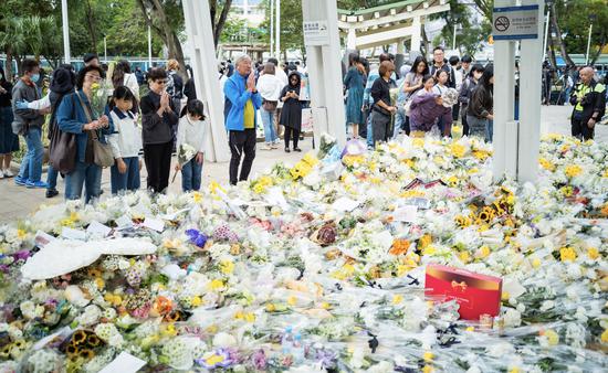 Hong Kong residents mourn fire victims with spontaneous flower tributes