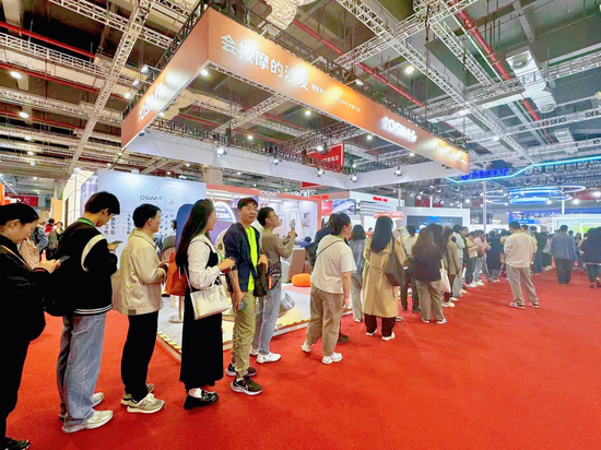 Massage Chairs Become 'Traffic Magnet' at CIIE