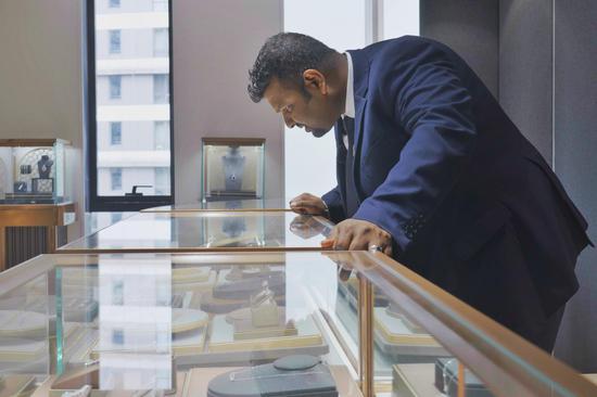 Chiranjaya Udumullage, Founder and Chairman of Sri Road, checks products.