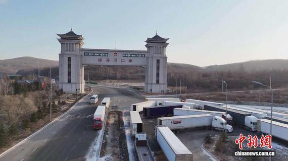 The first cross-border coach carrying Chinese citizens enters the exit channel at Suifenhe Highway Port in Suifenhe City, located in northeast China’s Heilongjiang Province, on Dec. 2, 2025. (Photo/China News Service)