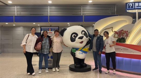 The Mamani (second from right) family visits China, posing for a photo with Jinbao. [Photo provided by Warmpaca]
