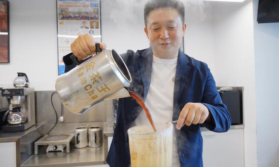 Howard Wong, General Manager of Kampery, demonstrates milk tea brewing.