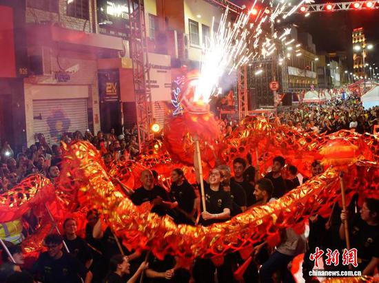 Photo taken on Sept. 14, 2025, local time shows a dragon dance performance in Sao Paulo, Brazil. (Photo: China News Service/Lin Chunyin)