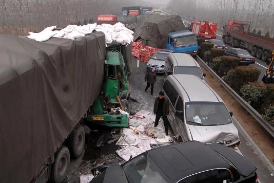 Road accidents on highway in Xinjiang kill 9
