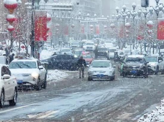 Cold front hit: Blizzard hits Xinjiang in NW China, impacts transport