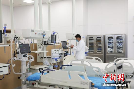 12月5日，青海省首个国家区域医疗中心——西安交通大学第一附属医院青海医院在西宁市正式启用。
Qinghai Hospital, the First Affiliated Hospital of Xi'an Jiaotong University, Qinghai Province's first national regional medical center, was officially opened in Xining City.