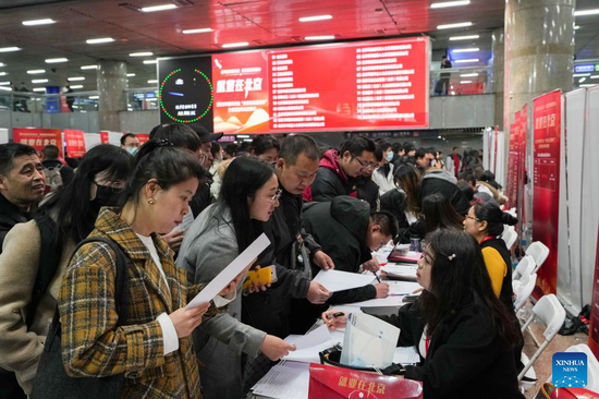 Average age of China's workforce nearing 40, report says