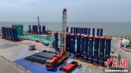 An oilfield in Dongying, Shandong Province. (File Photo: China News Service/ Sheng Li)