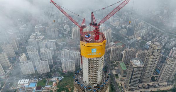 Hainan's tallest building reaches key construction milestone