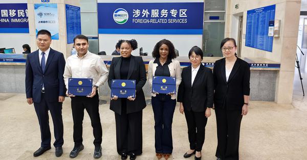 Foreigners receive work, residence permits after official launch of Hainan FTP special customs operations