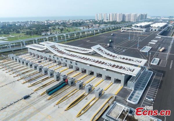 Photo taken on Nov. 11, 2025 shows an aerial view of the centralized inspection site at the second-line cargo checkpoint at Haikou City, Hainan Province. (Photo: China News Service/Luo Yunfei)