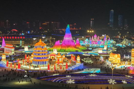 Night view of the 27th Harbin Ice and Snow World resembles fairy tale