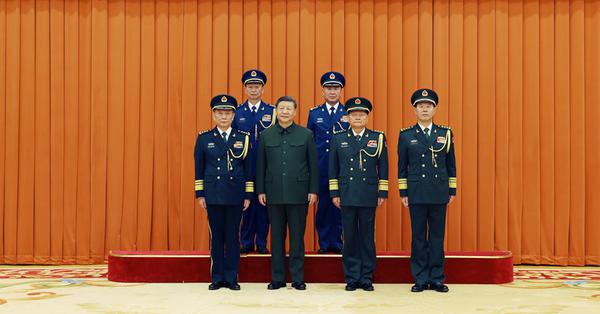 Xi presents orders to promote two military officers to rank of general