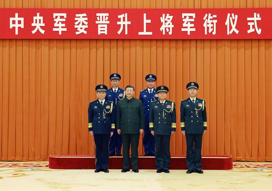 Xi presents orders to promote two military officers to rank of genera