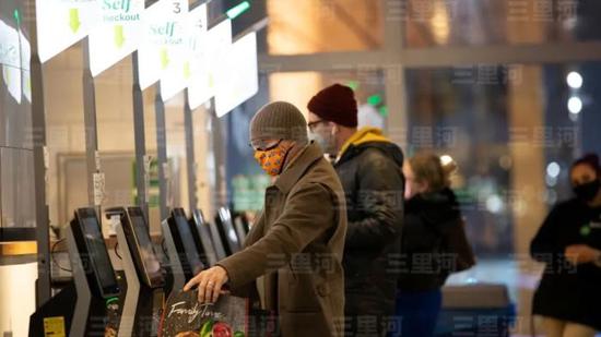 File photo shows people using self-checkout machines at a grocery store in Manhattan, New York, the United States. (Photo: China News Service/Liao Pan)