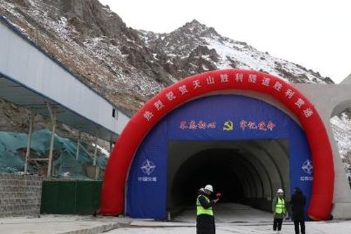 World's longest expressway tunnel crosses Tianshan Mountains in Xinjiang