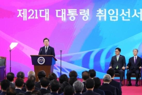 ROK President Lee Jae Myung arrives in Beijing for state visit