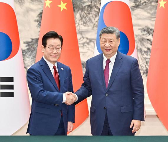 Chinese President Xi Jinping and President of the Republic of Korea (ROK) Lee Jae Myung witness the signing of cooperation documents after their talks in Beijing, capital of China, Jan. 5, 2026. Xi held talks with Lee, who is on a state visit to China, at the Great Hall of the People in Beijing on Monday. (Xinhua/Yue Yuewei)