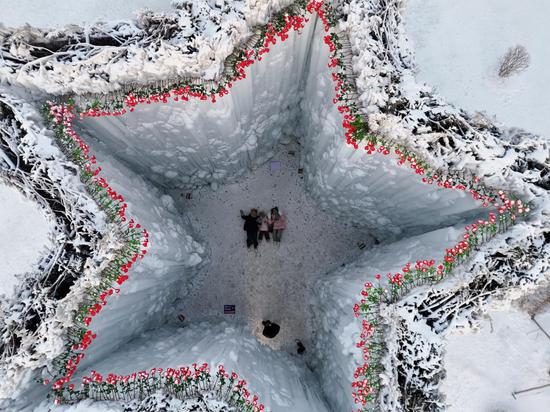 Rose-themed ice installations draw visitors to Changchun