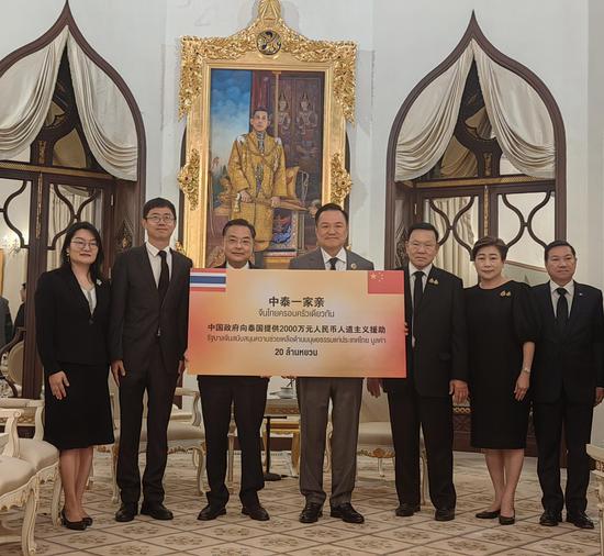 Zhang Jianwei, Chinese ambassador to Thailand, meets with Thai Prime Minister Anutin in Bangkok on January 15, during which he delivered China’s humanitarian assistance worth 20 million yuan (about 2.8 million U.S. dollars) to Thai people affected by the Thailand-Cambodia border conflict. (Photo provided by the Chinese Embassy in Thailand)