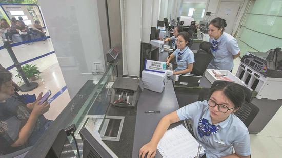 Smaller banks shift to quality growth