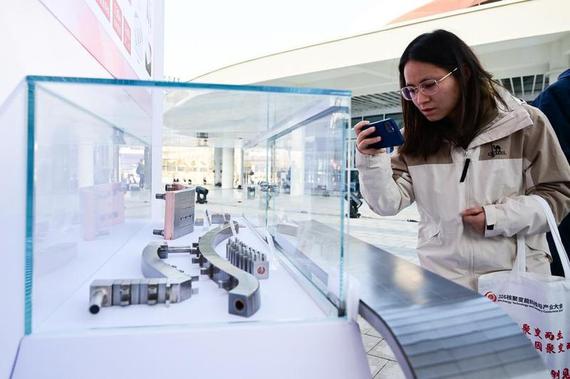 A delegate visits the Fusion Energy Technology and Industry Conference 2026 in Hefei, east China's Anhui province, Jan 16, 2026. （Photo/Xinhua）