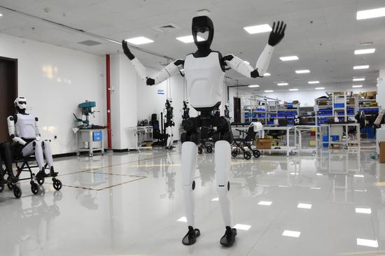 Embodied robots trained in multimodal scenarios