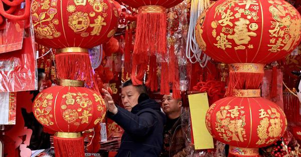 Spring Festival decorations sell well in Chengdu
