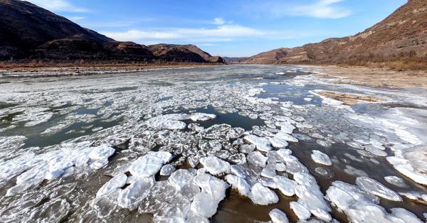 Downstream of the Hukou Waterfall freezes due to ice floe buildup