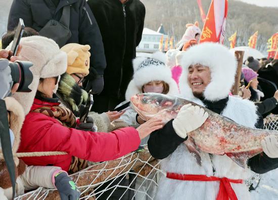 Ice fishing attracts tourists to Jingpo Lake's winter festival