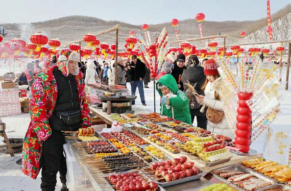The Jingpo Lake scenic area in Mudanjiang, Northeast China's Heilongjiang province, recently held its annual winter ice fishing festival. [Photo by Zhang Yingli/For chinadaily.com.cn]